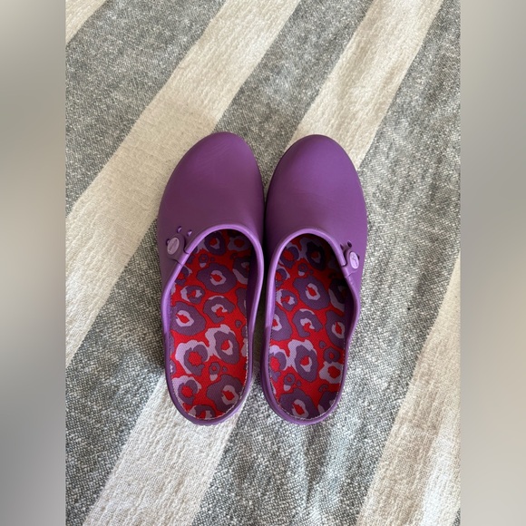 Purple Crocs SZ 10 Slip on Clogs shoes Purple/Red Cheetah Print inside - Picture 7 of 8